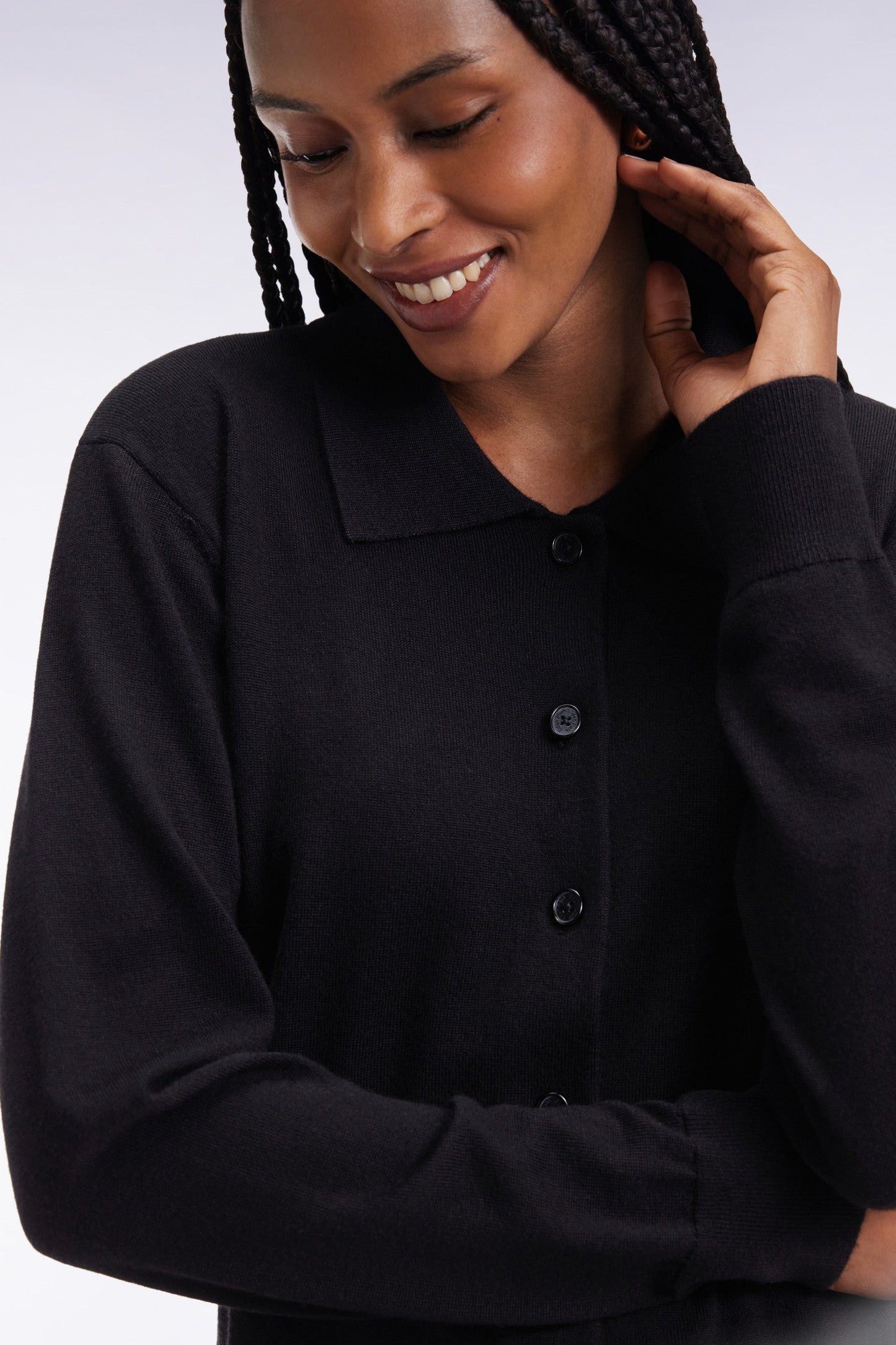 Cardigan à col classique en laine mérinos noire coupe droite