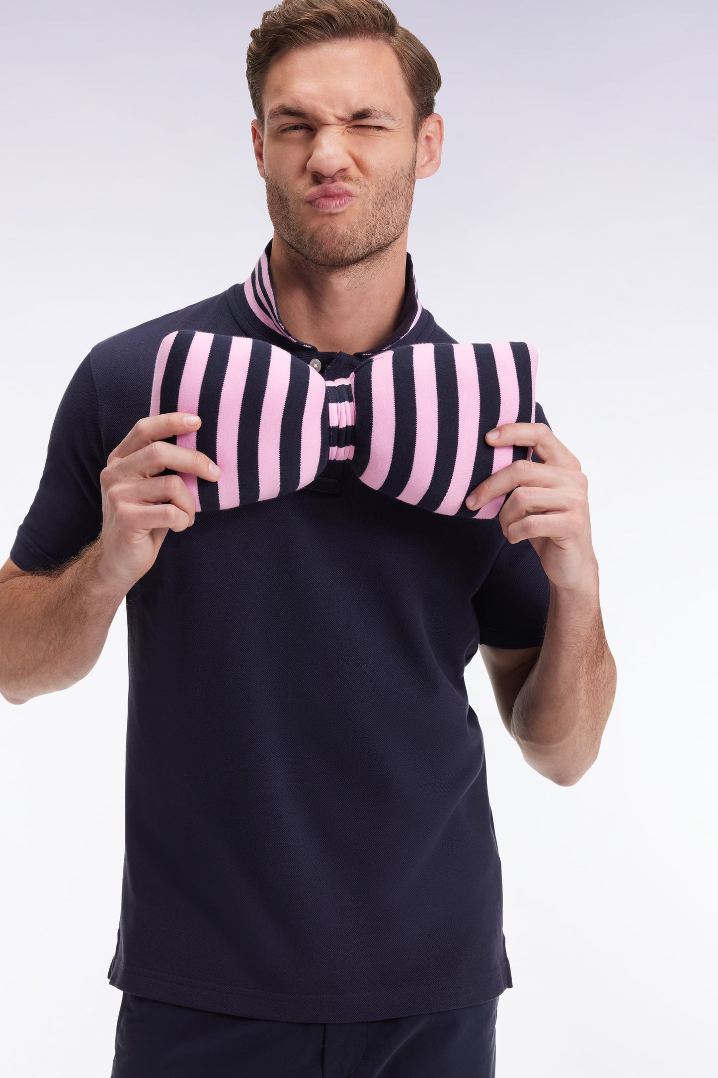 Polo manches courtes en coton Pima marine sous-col rayé coupe droite