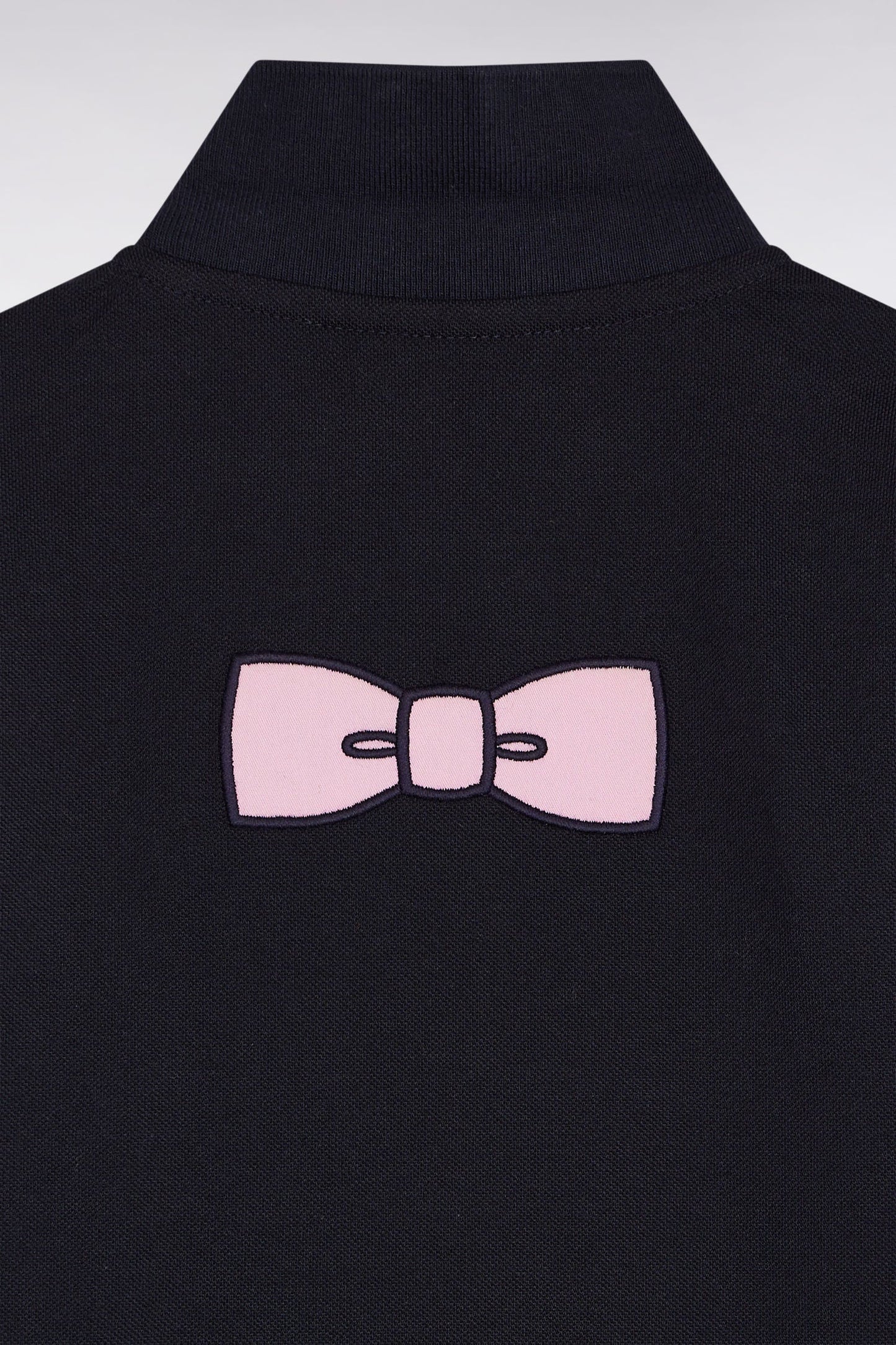 Polo manches courtes en coton marine broderie nœud papillon coupe droite