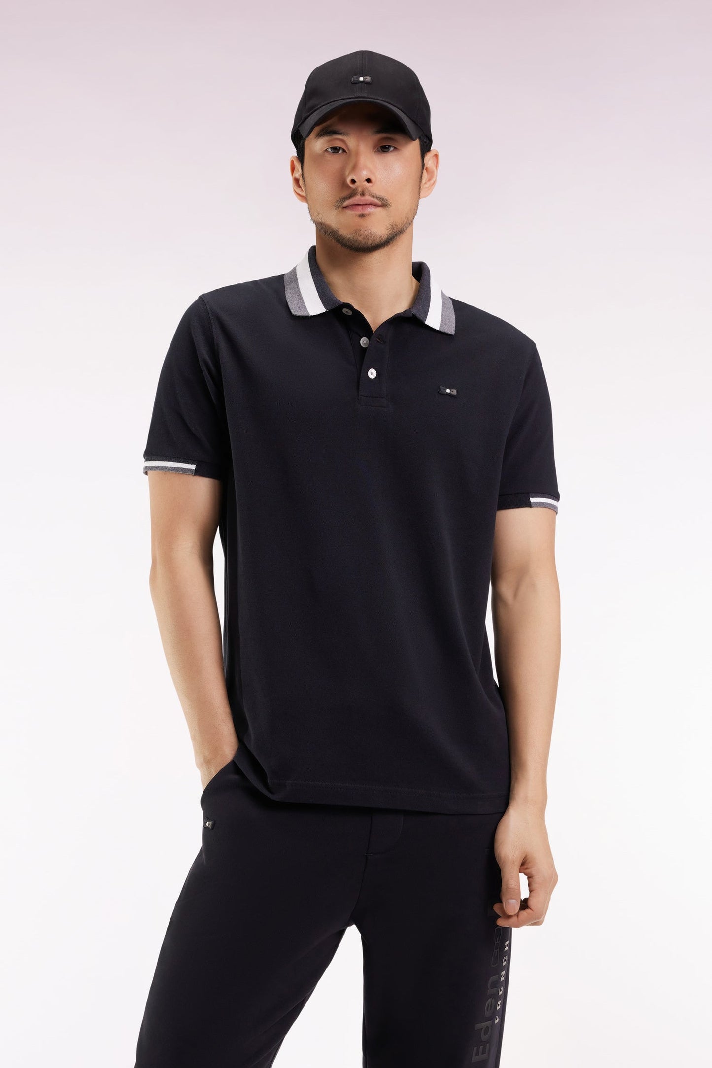 Polo manches courtes en coton noir détails tricolores coupe ample