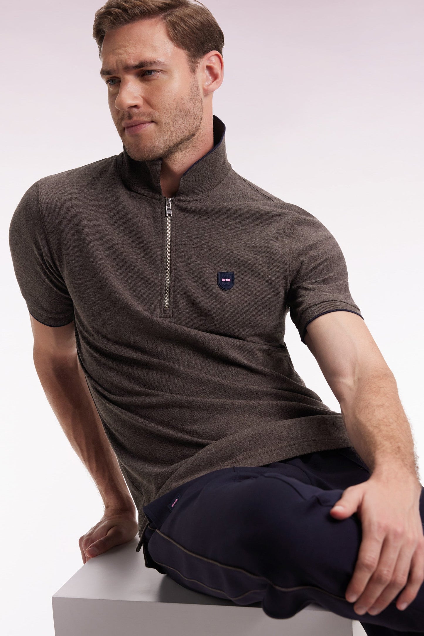 Polo manches courtes en piqué coton stretch marron zippé coupe slim