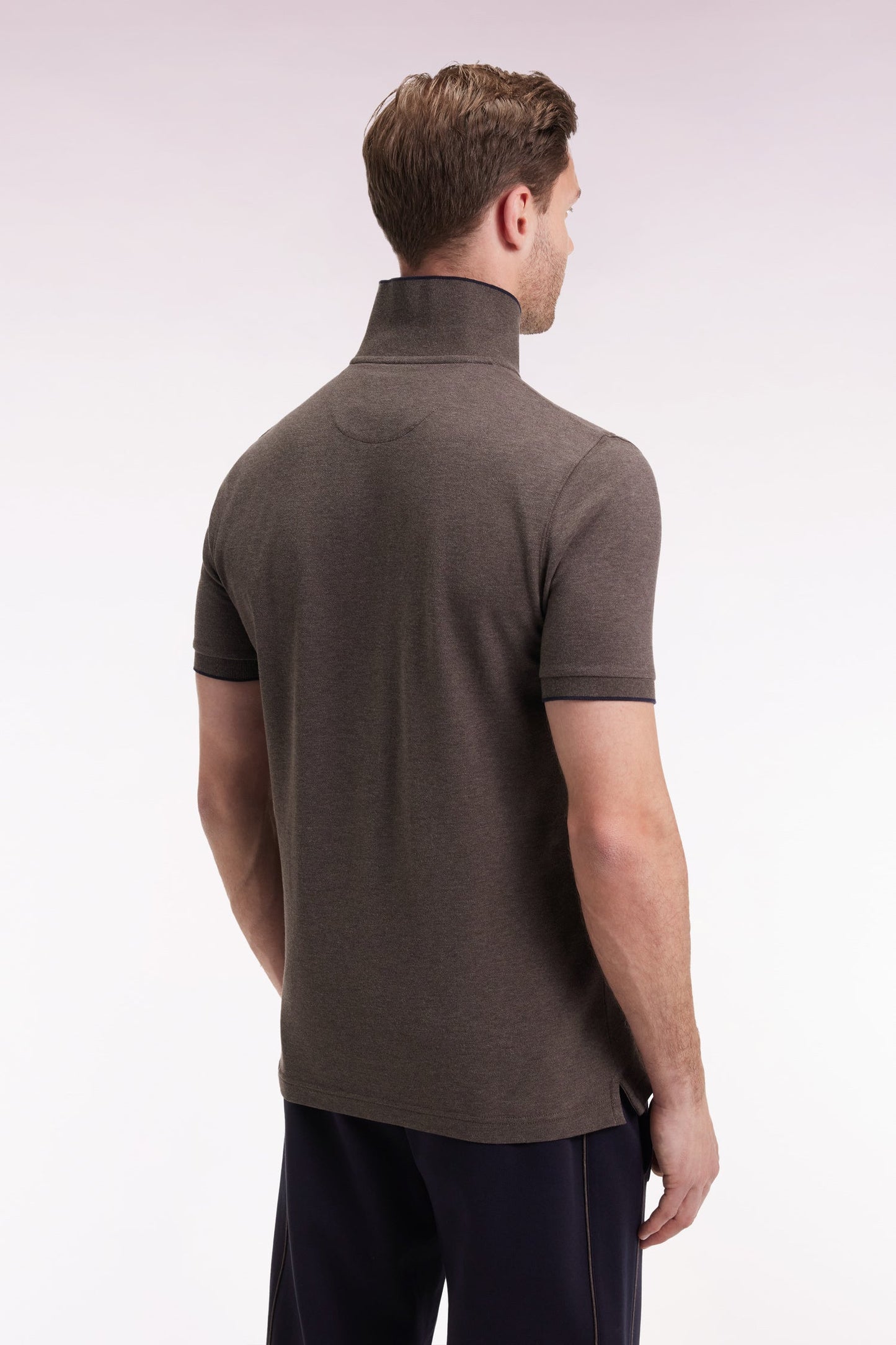 Polo manches courtes en piqué coton stretch marron zippé coupe slim