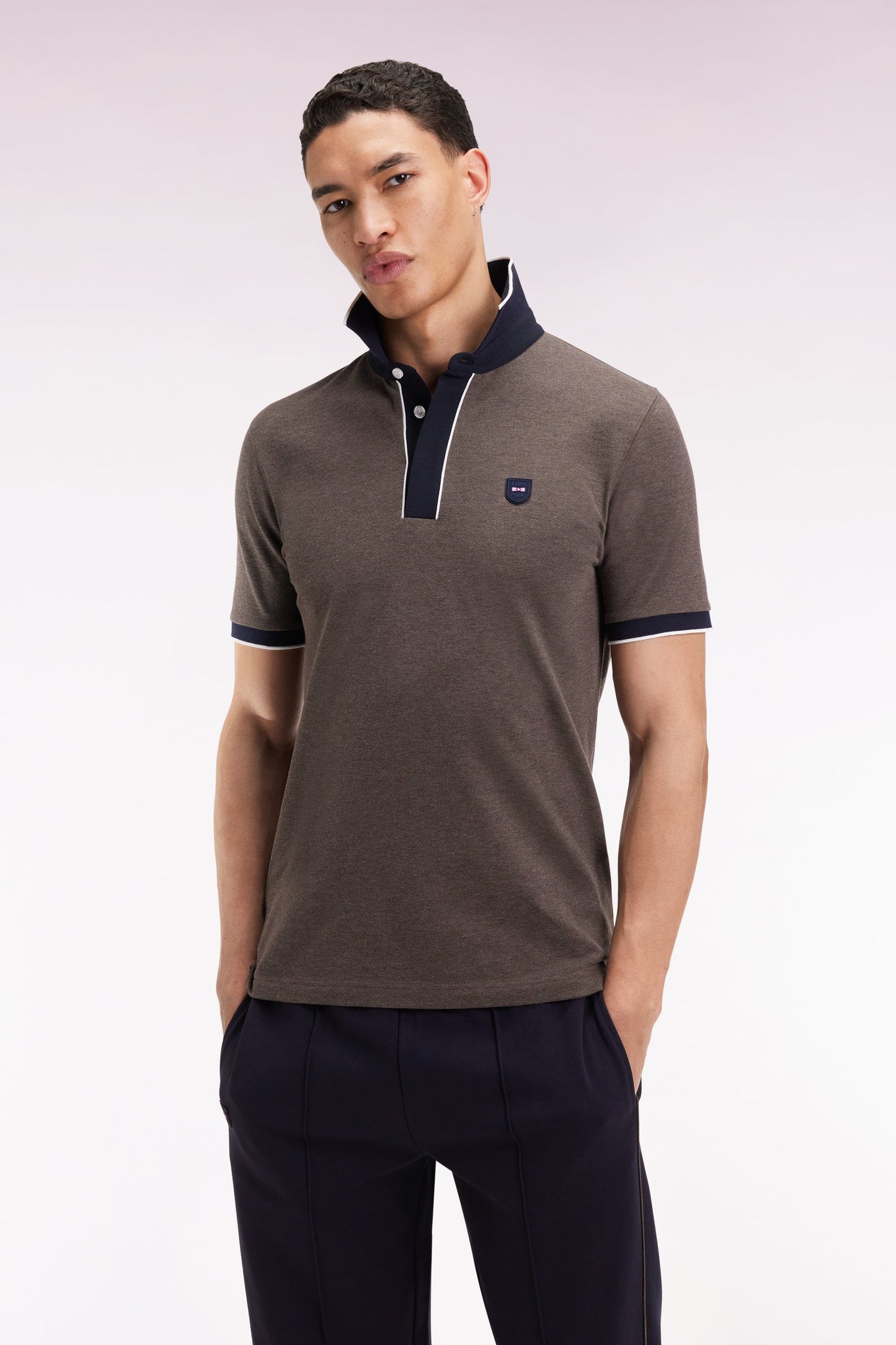 Polo manches courtes en piqué coton stretch marron coupe slim