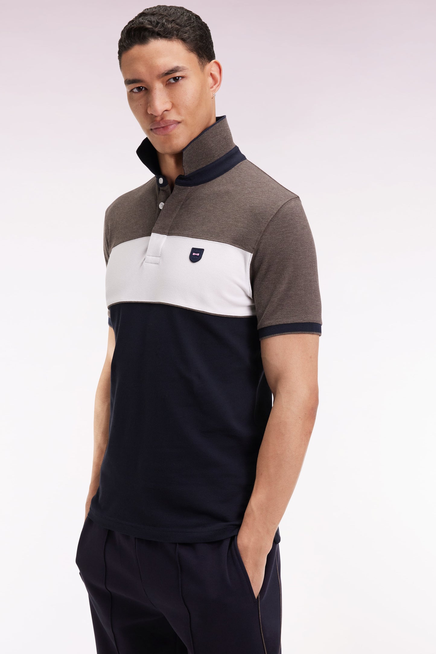Polo tricolore manches courtes en piqué coton stretch marron coupe slim