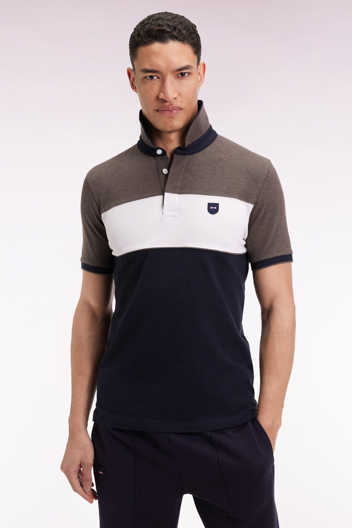 Polo tricolore manches courtes en piqué coton stretch marron coupe slim