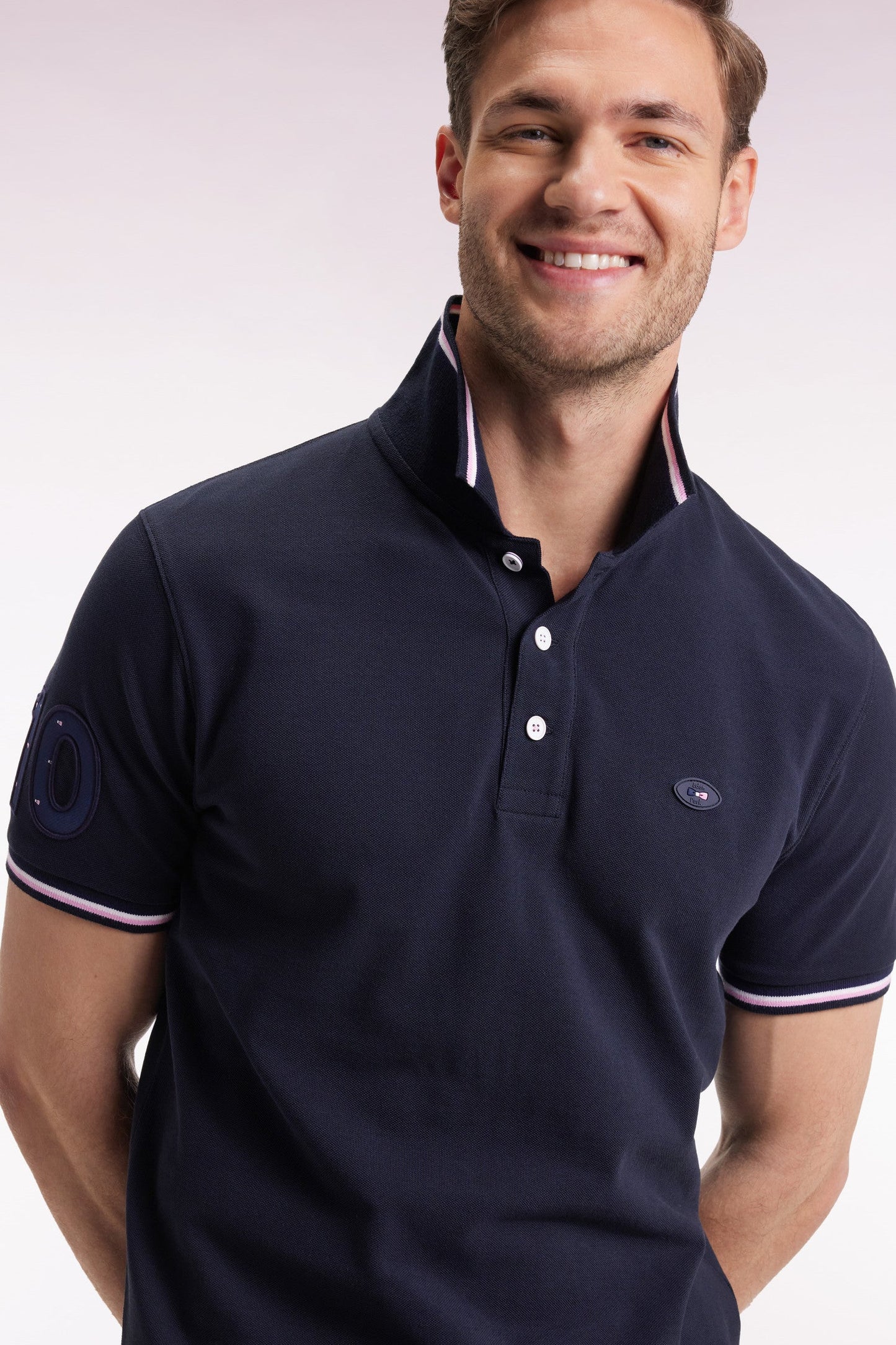 Polo manches courtes marine finitions tricolores coupe droite