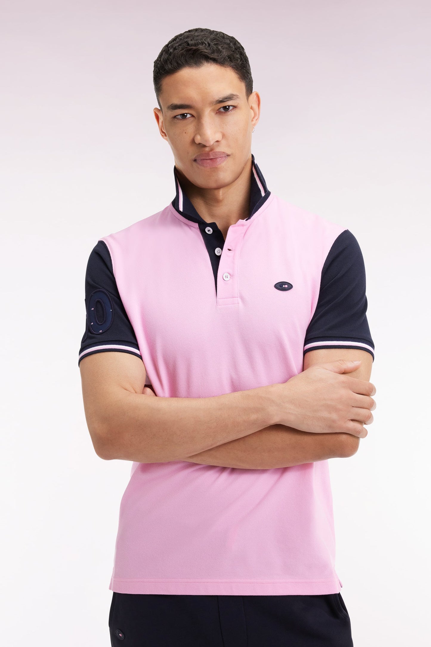 Polo manches courtes rose et marine finitions tricolores coupe droite