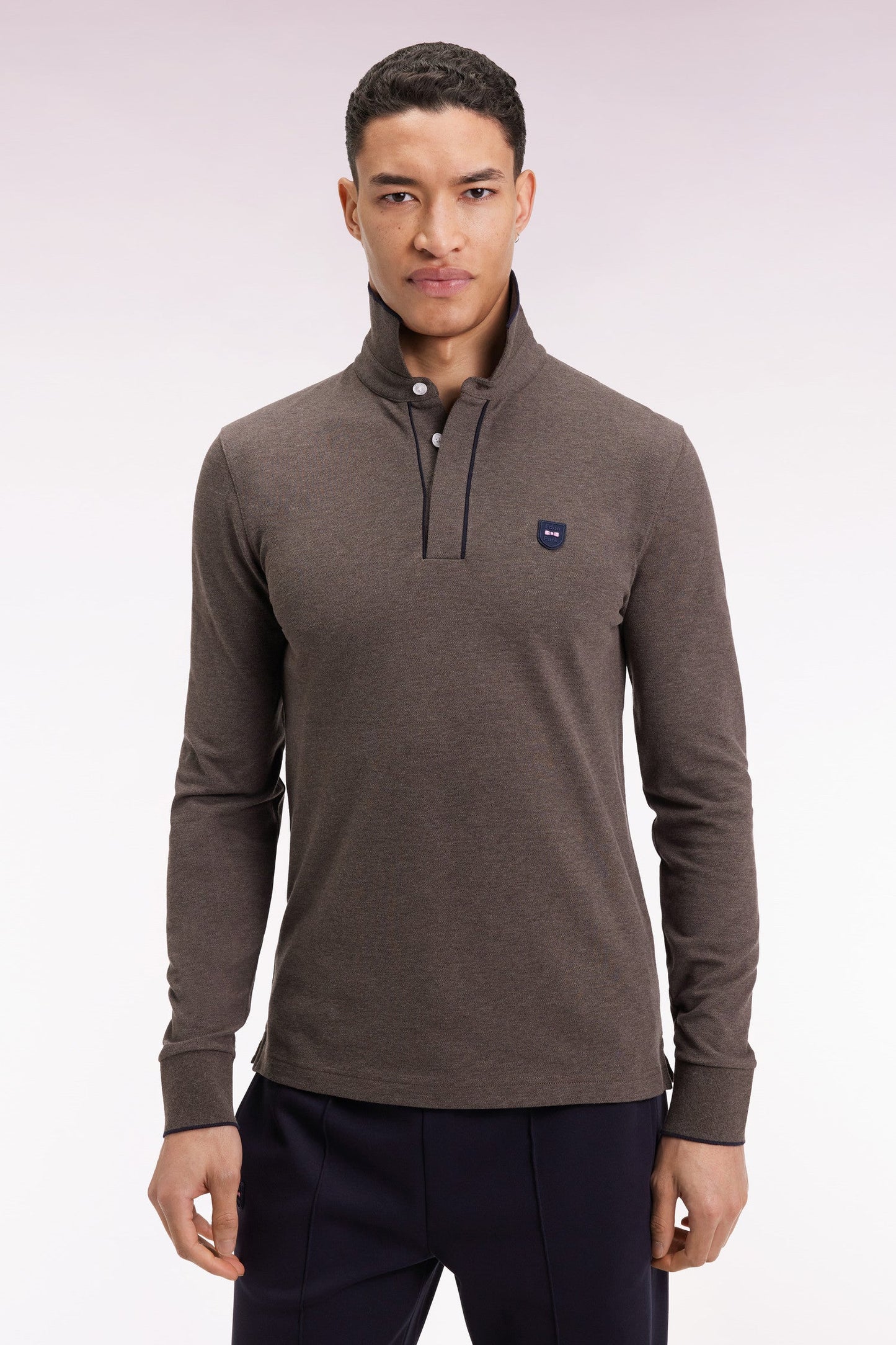 Polo à manches longues en coton stretch marron passepoilé coupe slim