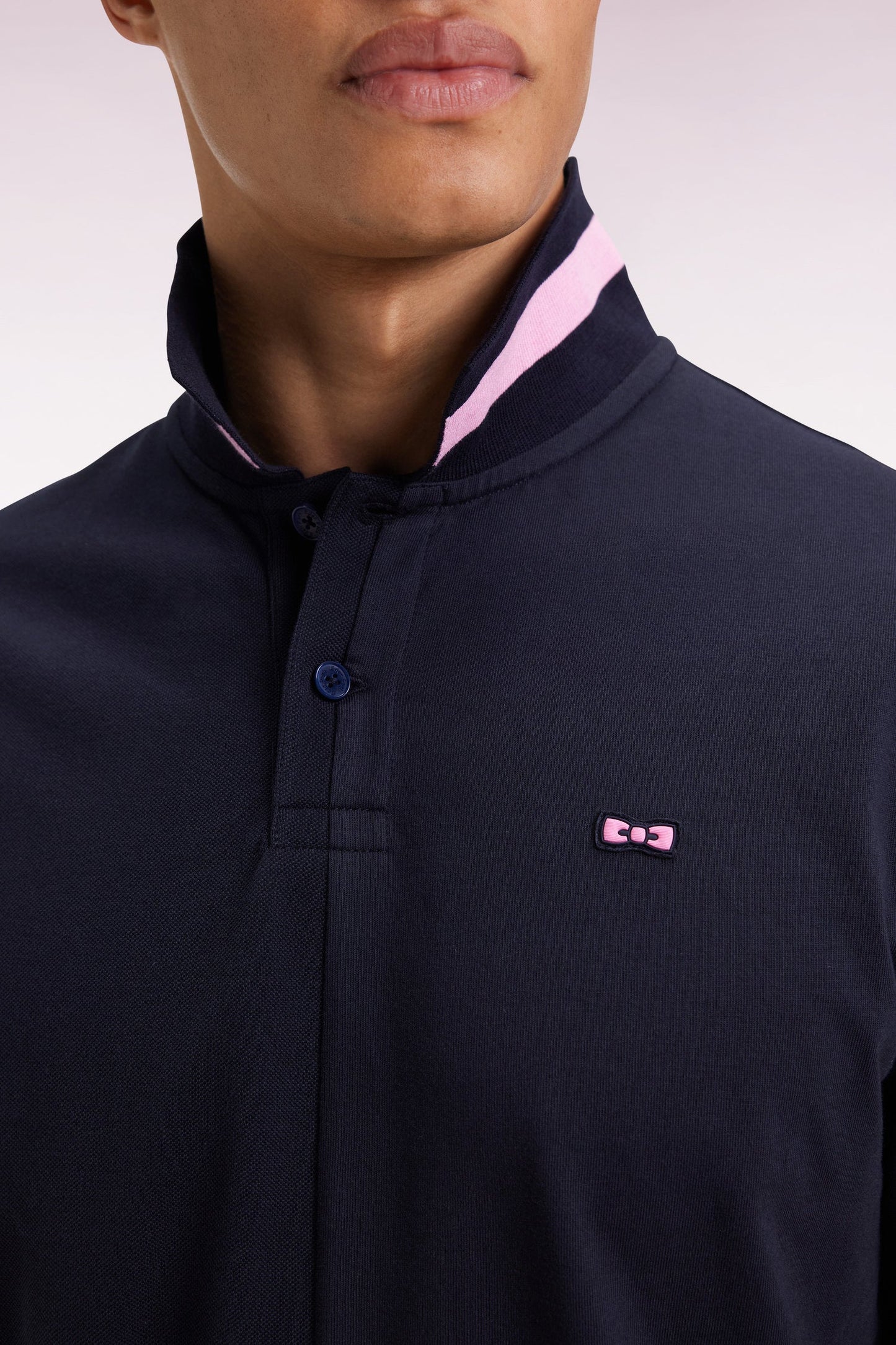 Polo à manches longues en piqué coton marine liserés roses coupe Relaxed