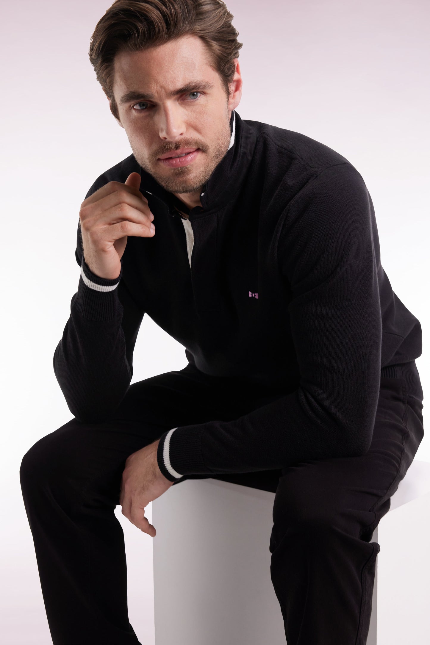 Pull col maillot en coton noir broderie 10