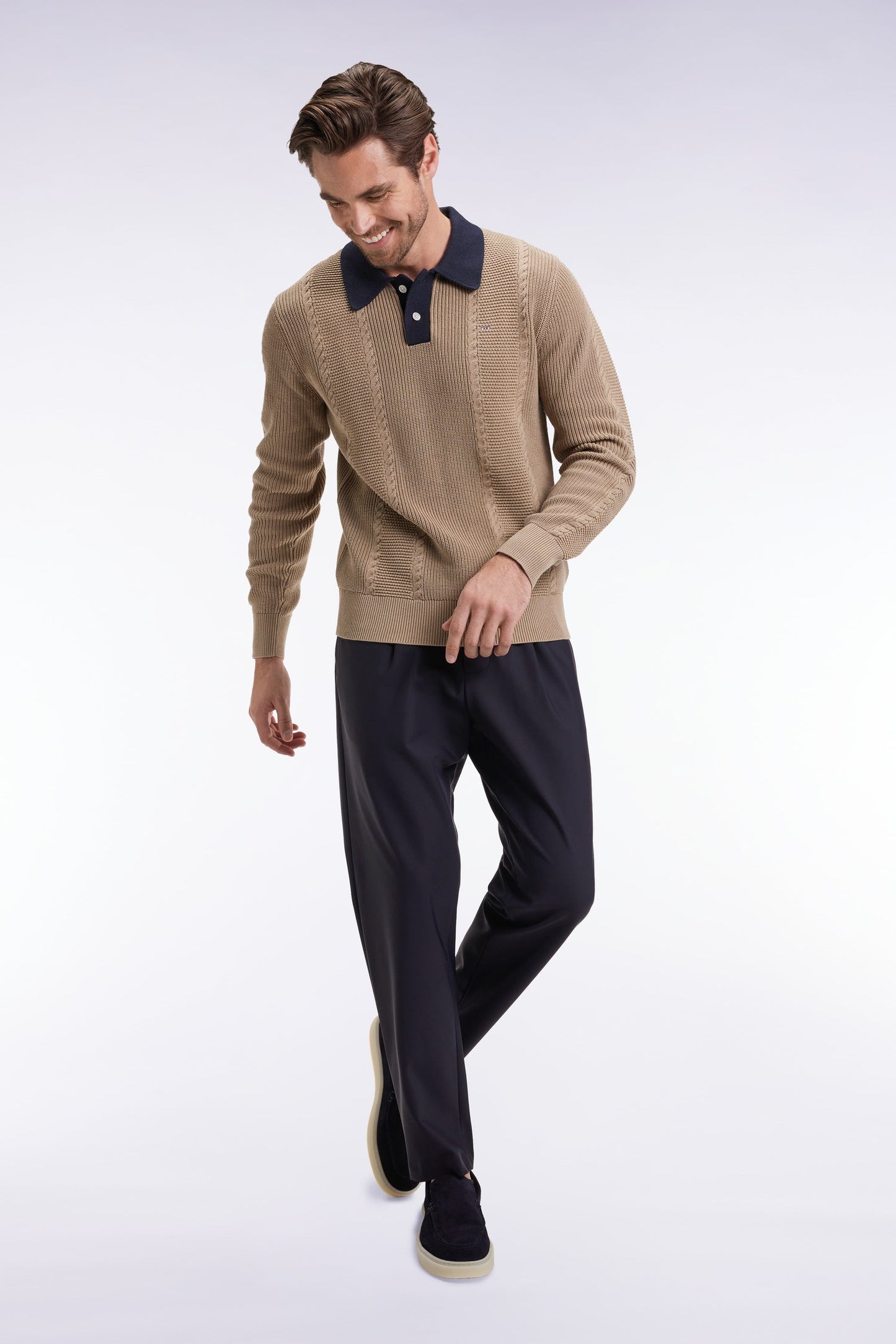 Pull à col polo bleu en coton beige