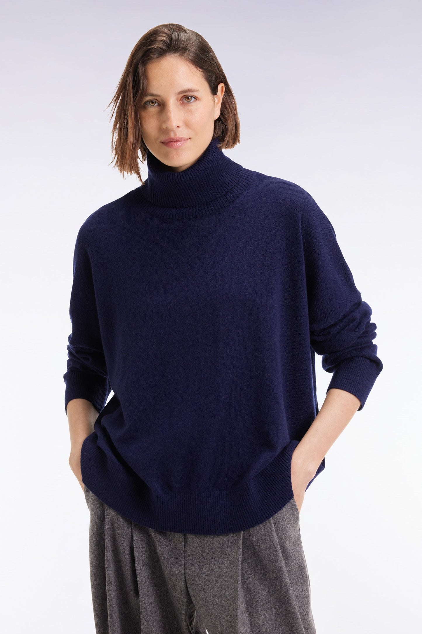 Pull à col roulé en laine et cachemire marine coupe Relaxed