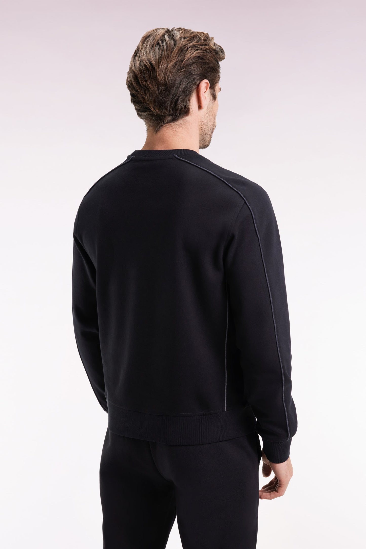 Sweatshirt en molleton noir passepoils colorés