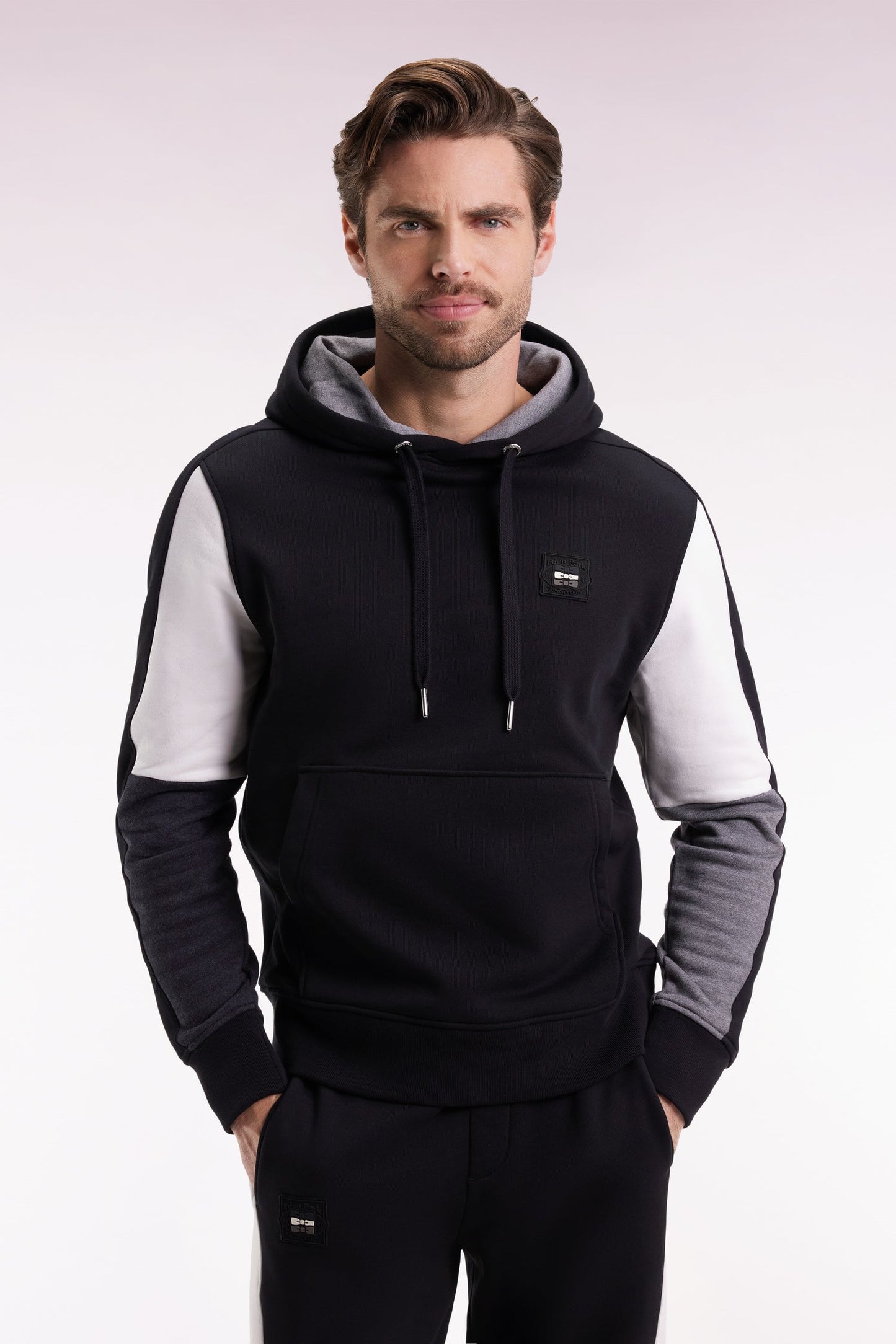 Sweatshirt à capuche noir découpes manches contrastées
