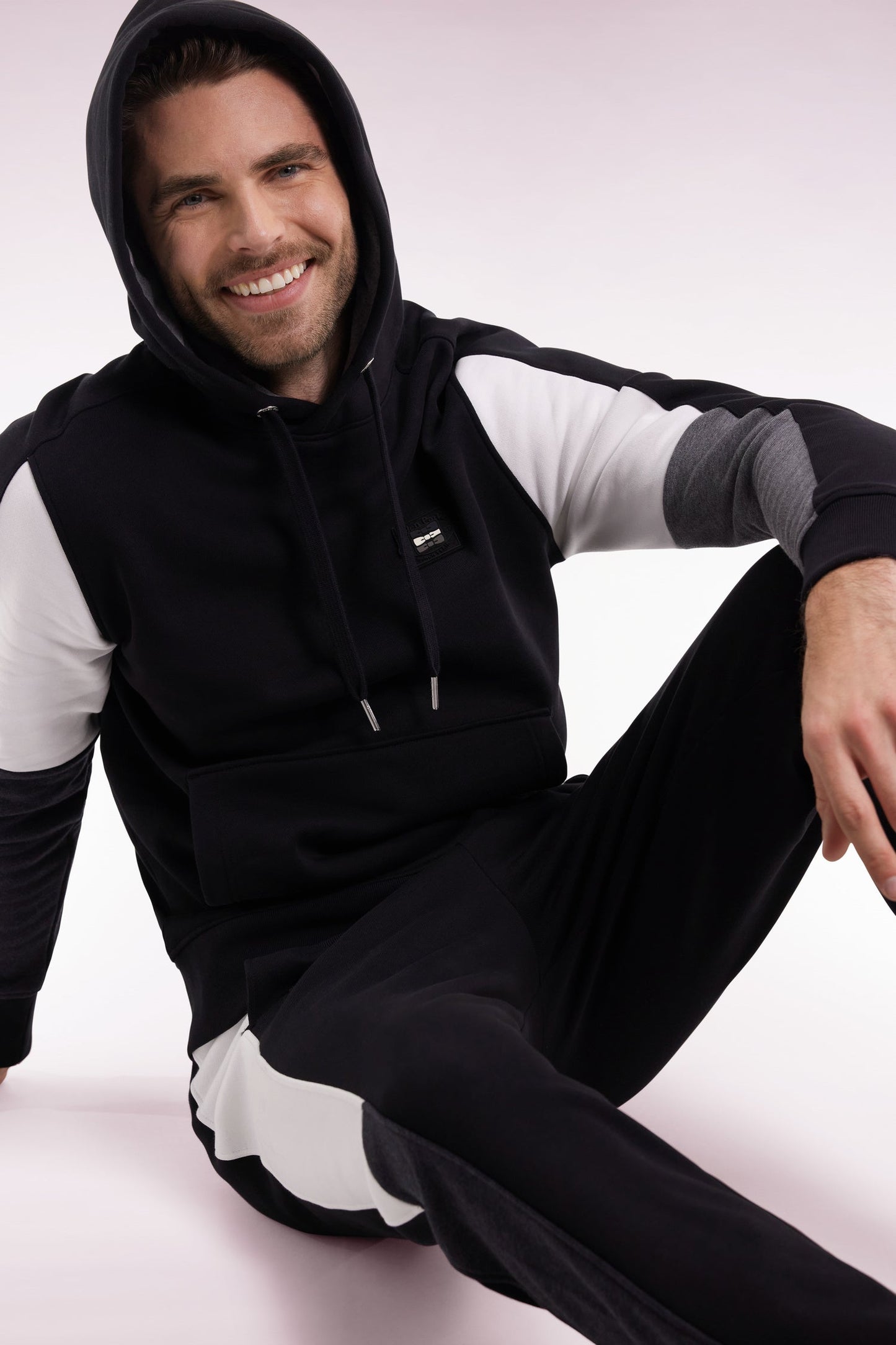 Sweatshirt à capuche noir découpes manches contrastées