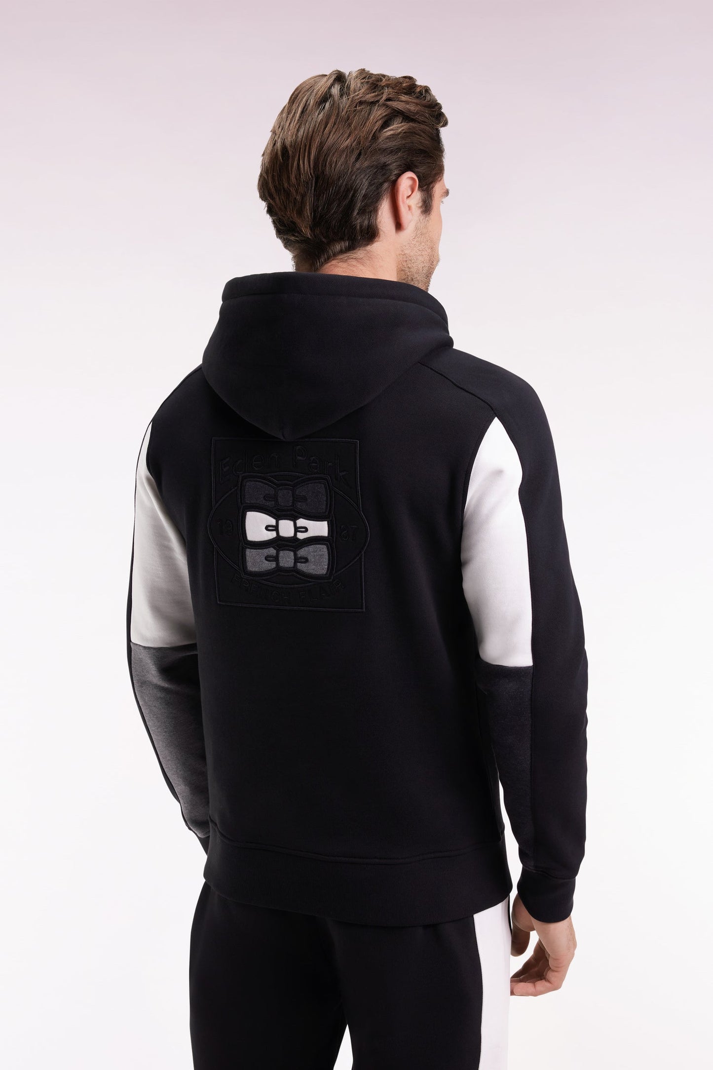 Sweatshirt à capuche noir découpes manches contrastées