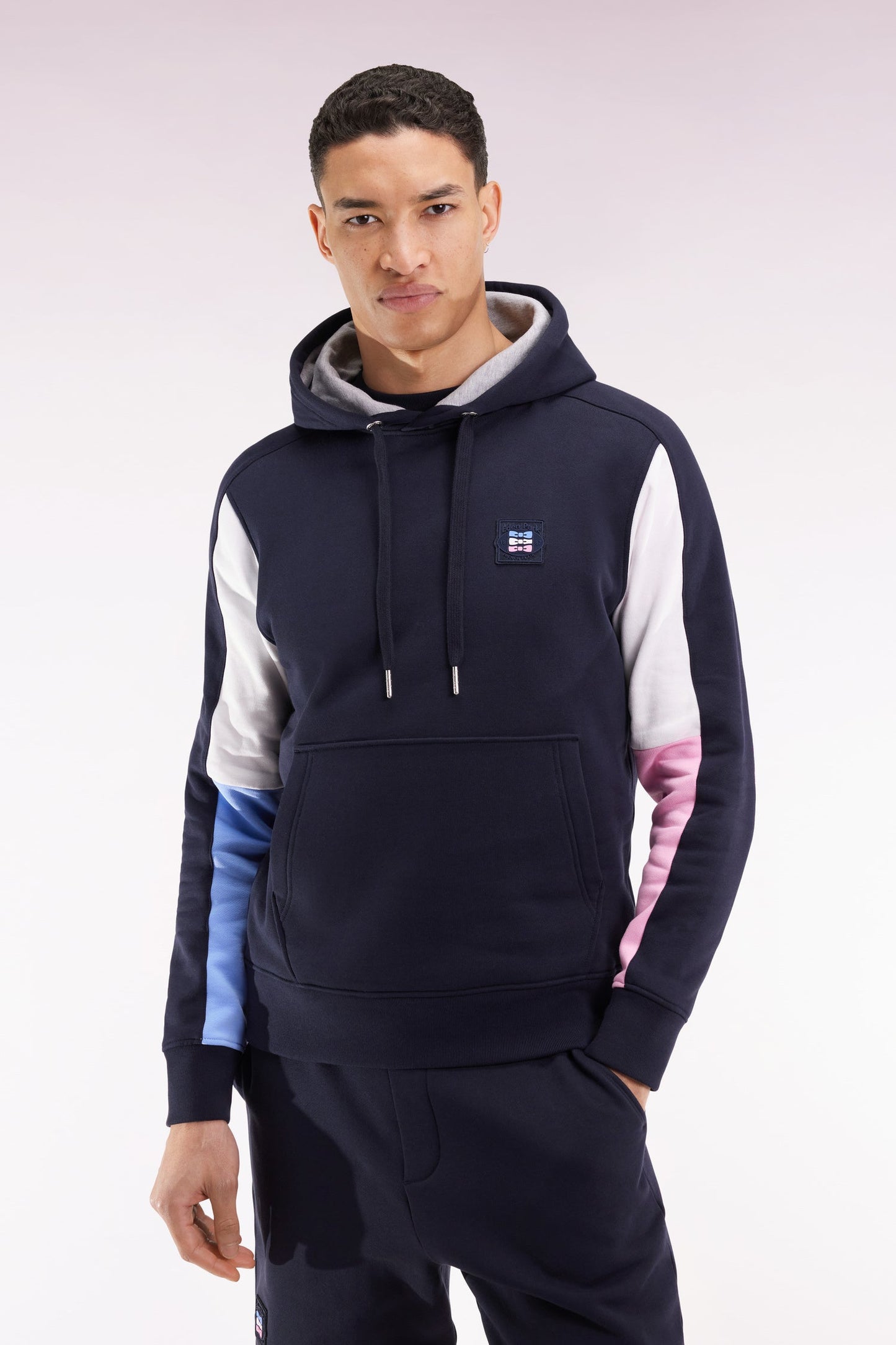 Sweatshirt à capuche marine découpes manches contrastées
