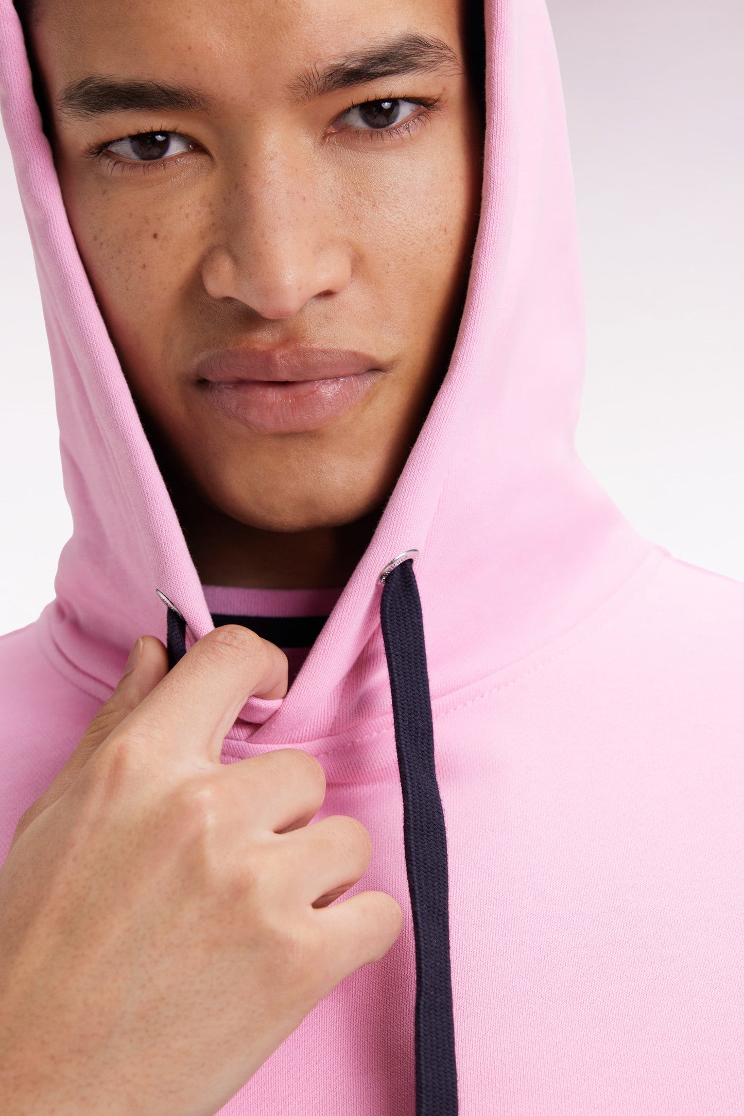Sweatshirt à capuche bicolore marine coupe droite
