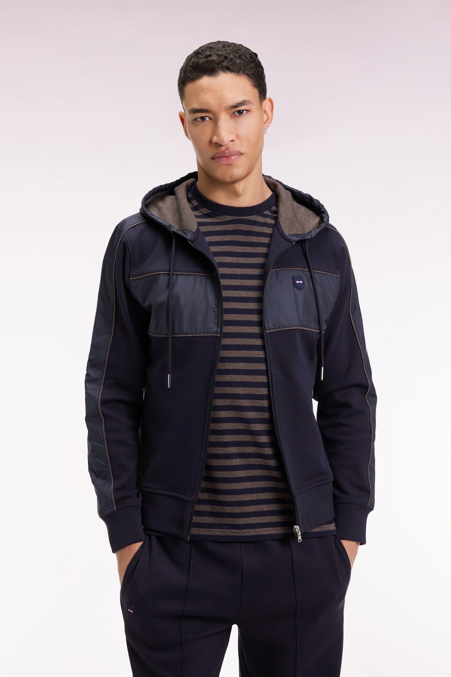 Sweatshirt zippé à capuche en molleton et nylon marine et beige