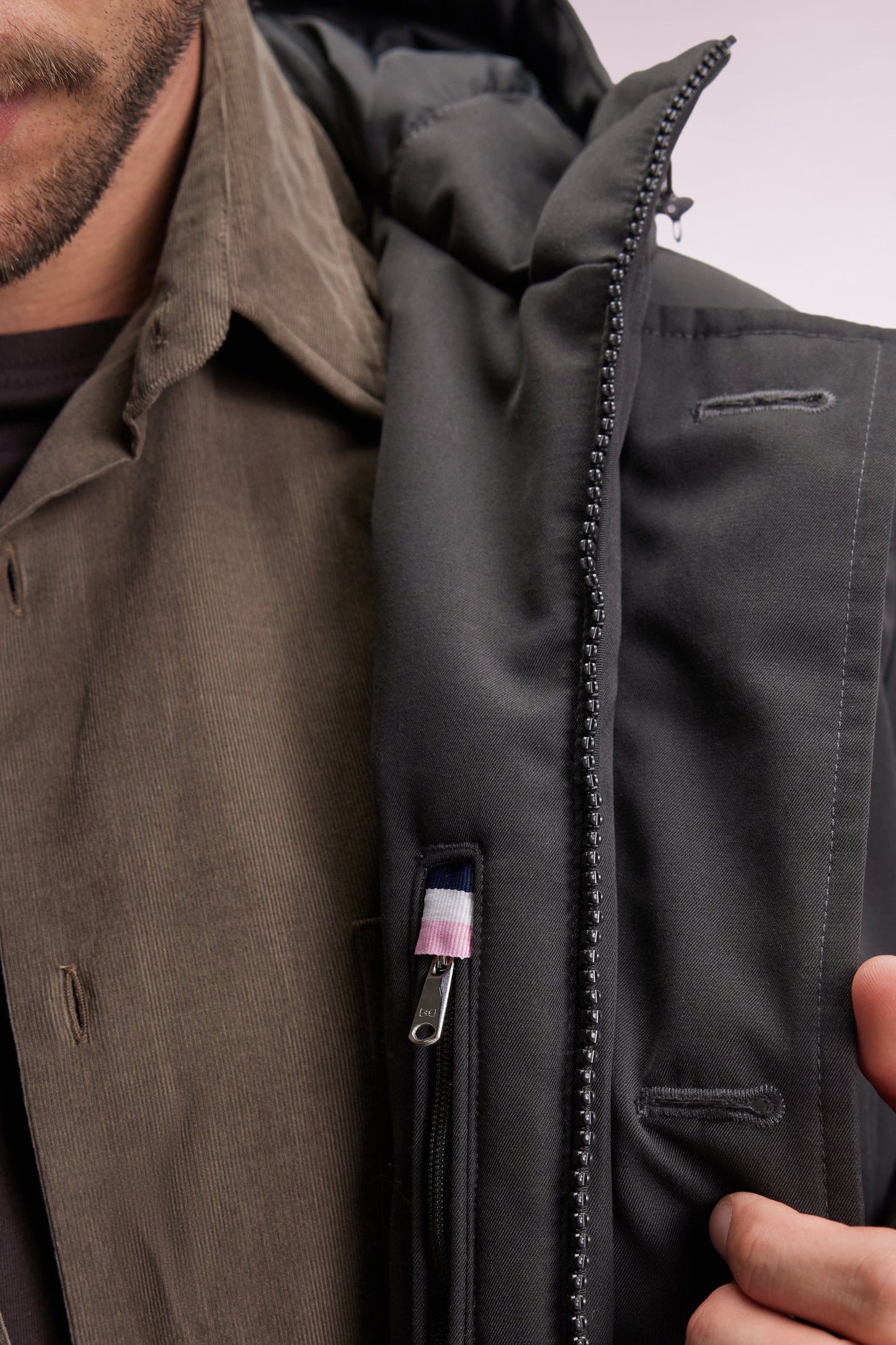 Parka courte en nylon kaki à poches plaquées