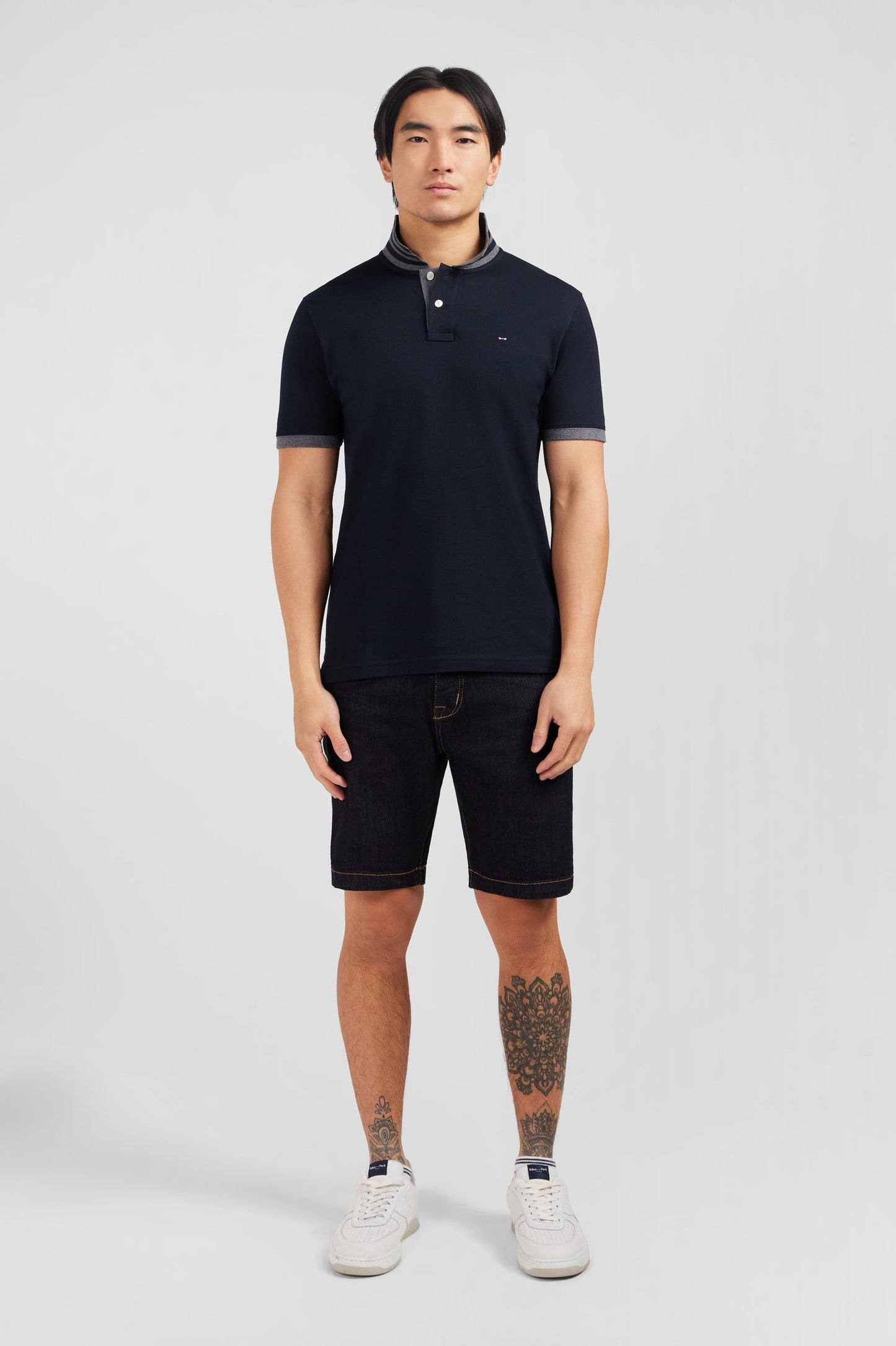 Polo noir en coton pima avec détails contrastés