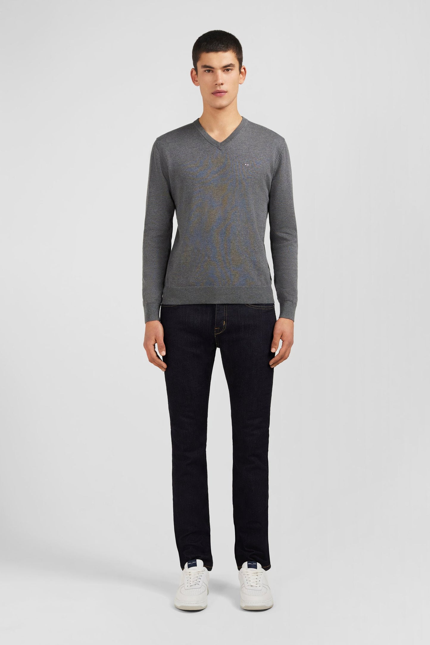 Pull gris à col V en coton