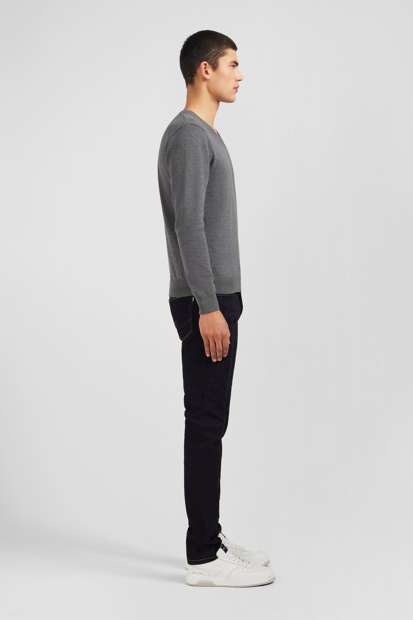 Pull gris à col V en coton