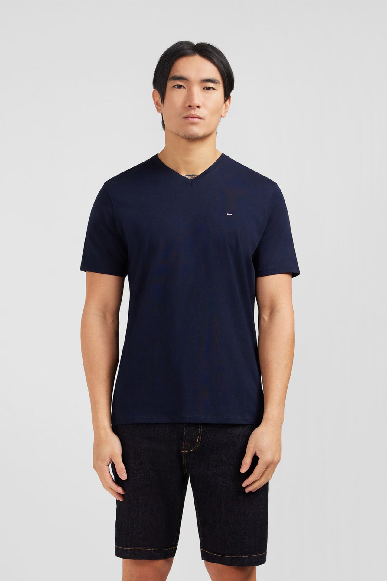 T-shirt bleu marine col V à manches courtes